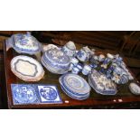 A quantity of 'Willow Tree' pattern blue and white