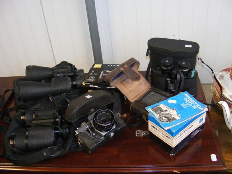 A quantity of optical equipment, including binocul