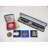 Various collectable coinage, including crowns, etc