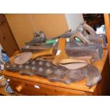 Vintage wooden planes and other treen, together wi