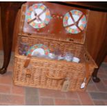 A vintage hamper by Ealing Hamper Company, complet