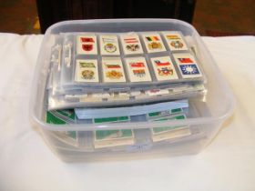 A large collection of vintage cigarette cards, Wil