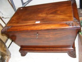 A 19th century mahogany cellaret/storage box - 71c