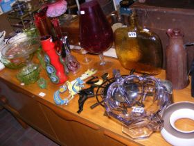 A sundry lot of collectable glass and ceramics, to