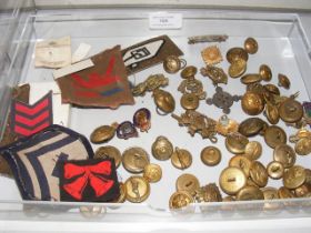 Tray of military buttons and insignia, together wi