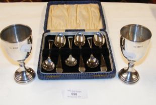 Silver egg cups, cased silver teaspoons