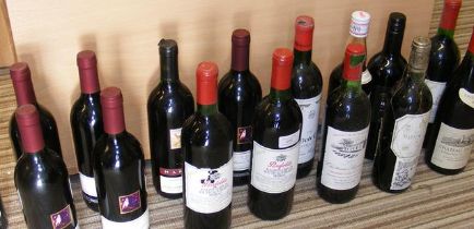 A selection of various red wines including Chateau Des Tours Brouilly 1994