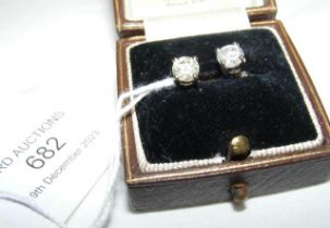 A pair of diamond stud earrings (0.5 carat)
