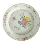 A GOOD 18TH CENTURY CHINESE FAMILLE ROSE SHALLOW DISH