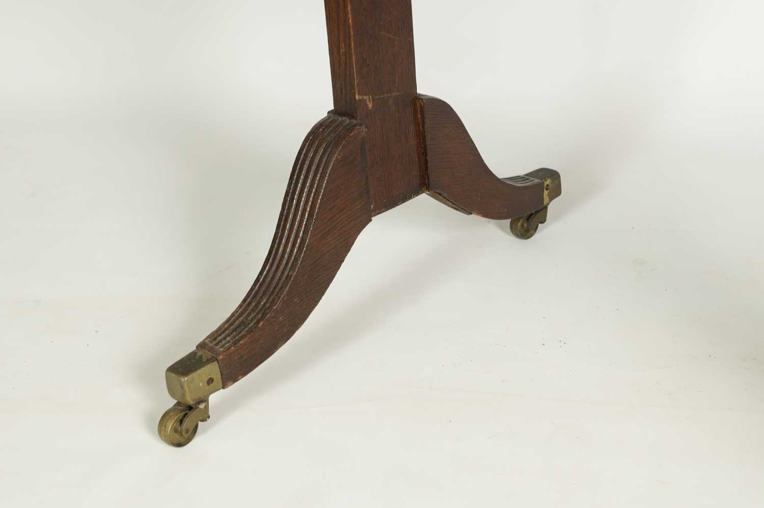 A 19TH CENTURY OAK AND MAHOGANY OCCASIONAL TABLE - Image 6 of 6