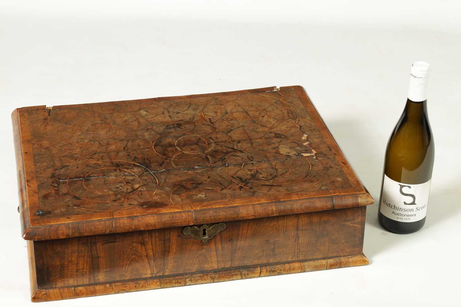 A WILLIAM AND MARY OYSTER VENEERED LABURNUM LACE BOX OF LARGE SIZE - Image 3 of 8