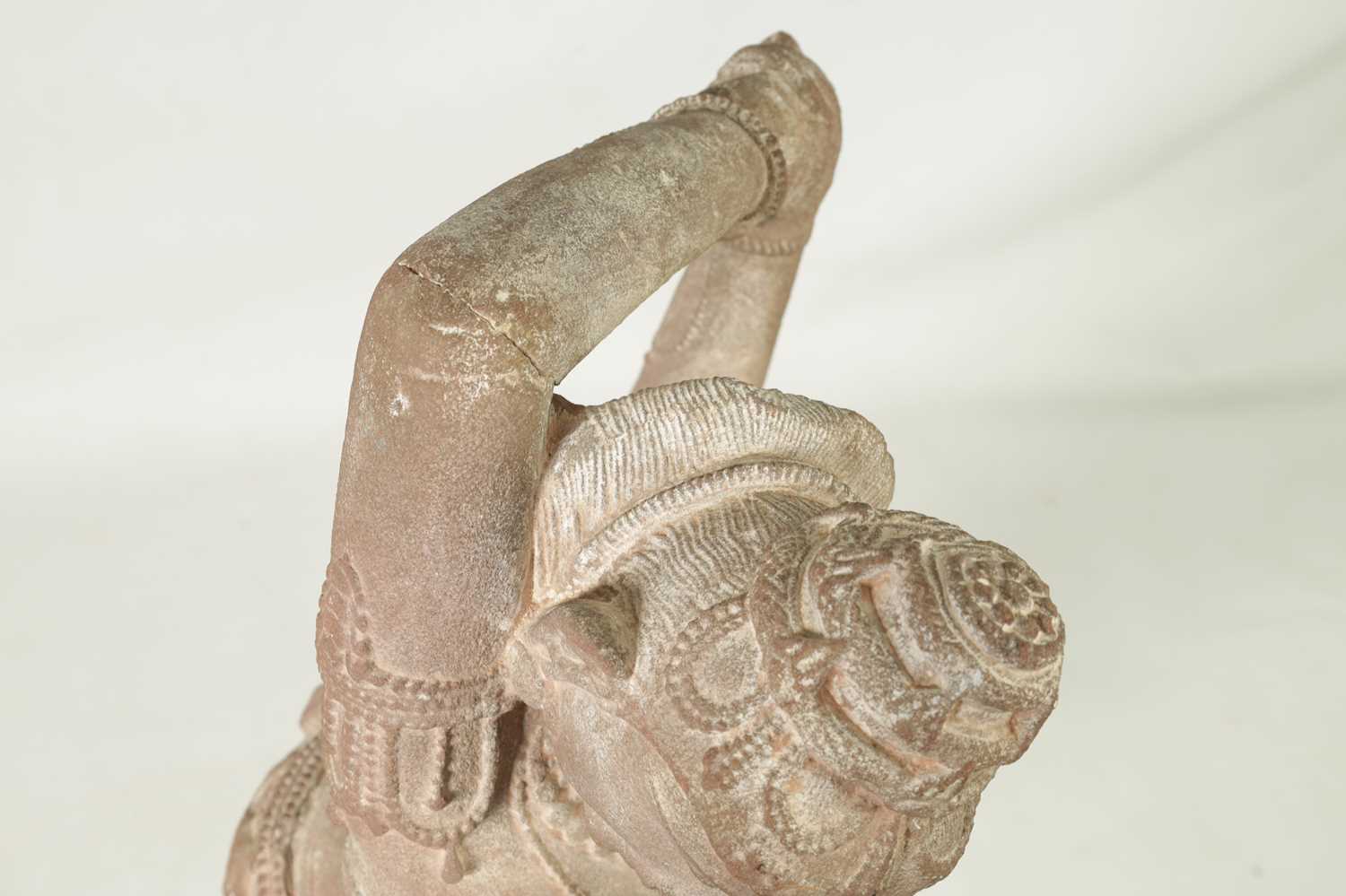 A 12TH CENTURY CARVED RED SANDSTONE NORTHERN INDIAN APSARA FIGURE - Image 4 of 14