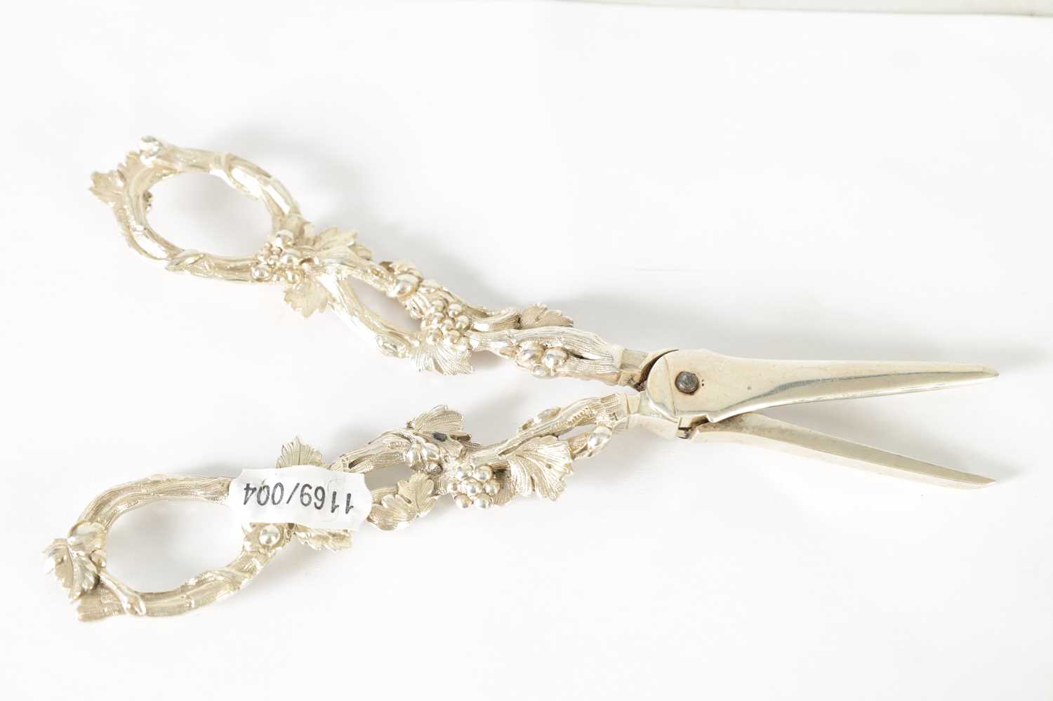 A PAIR OF VICTORIAN SILVER GRAPE SCISSORS - Image 5 of 6