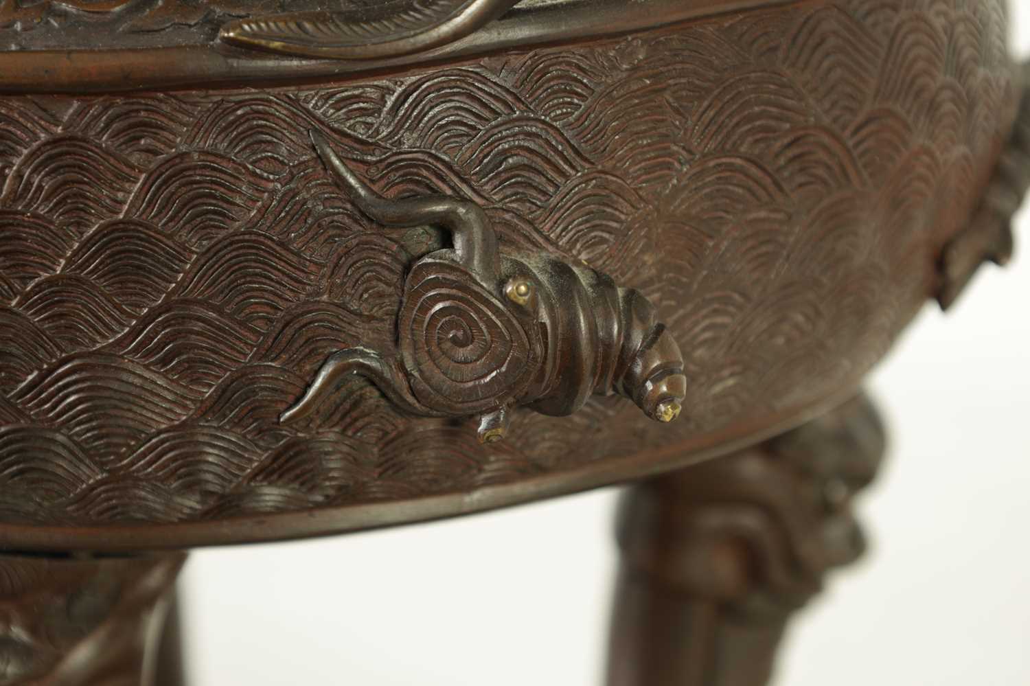 A 19TH CENTURY CHINESE BRONZE CENSER AND LID MOUNTED ON A HARDWOOD STAND - Image 8 of 31