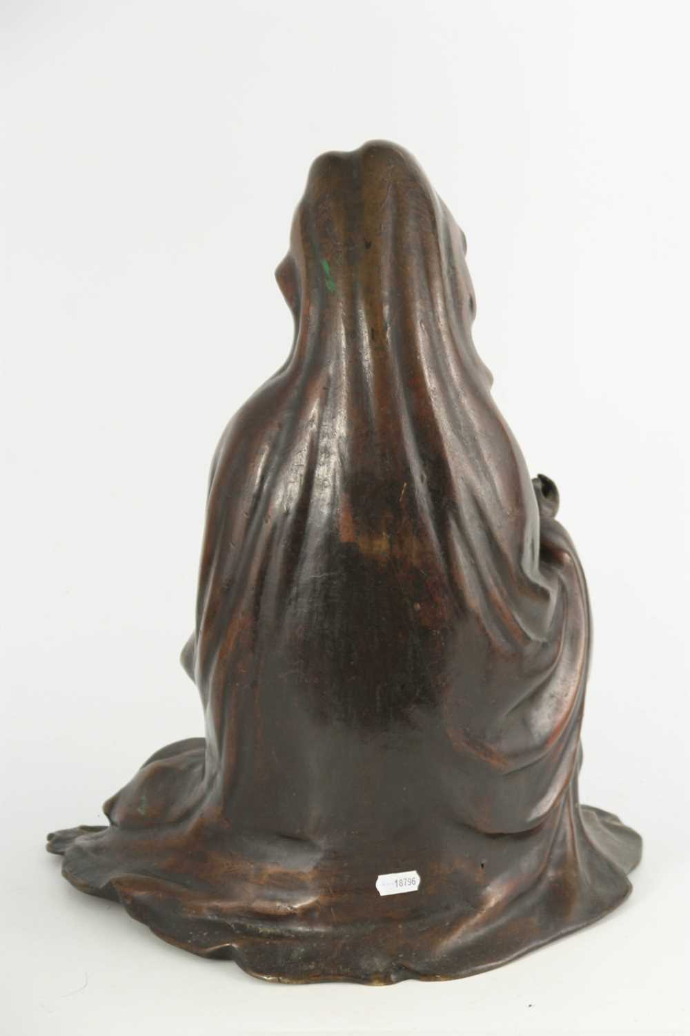 A 19TH CENTURY CHINESE BRONZE FIGURE OF GUANYIN - Image 2 of 5