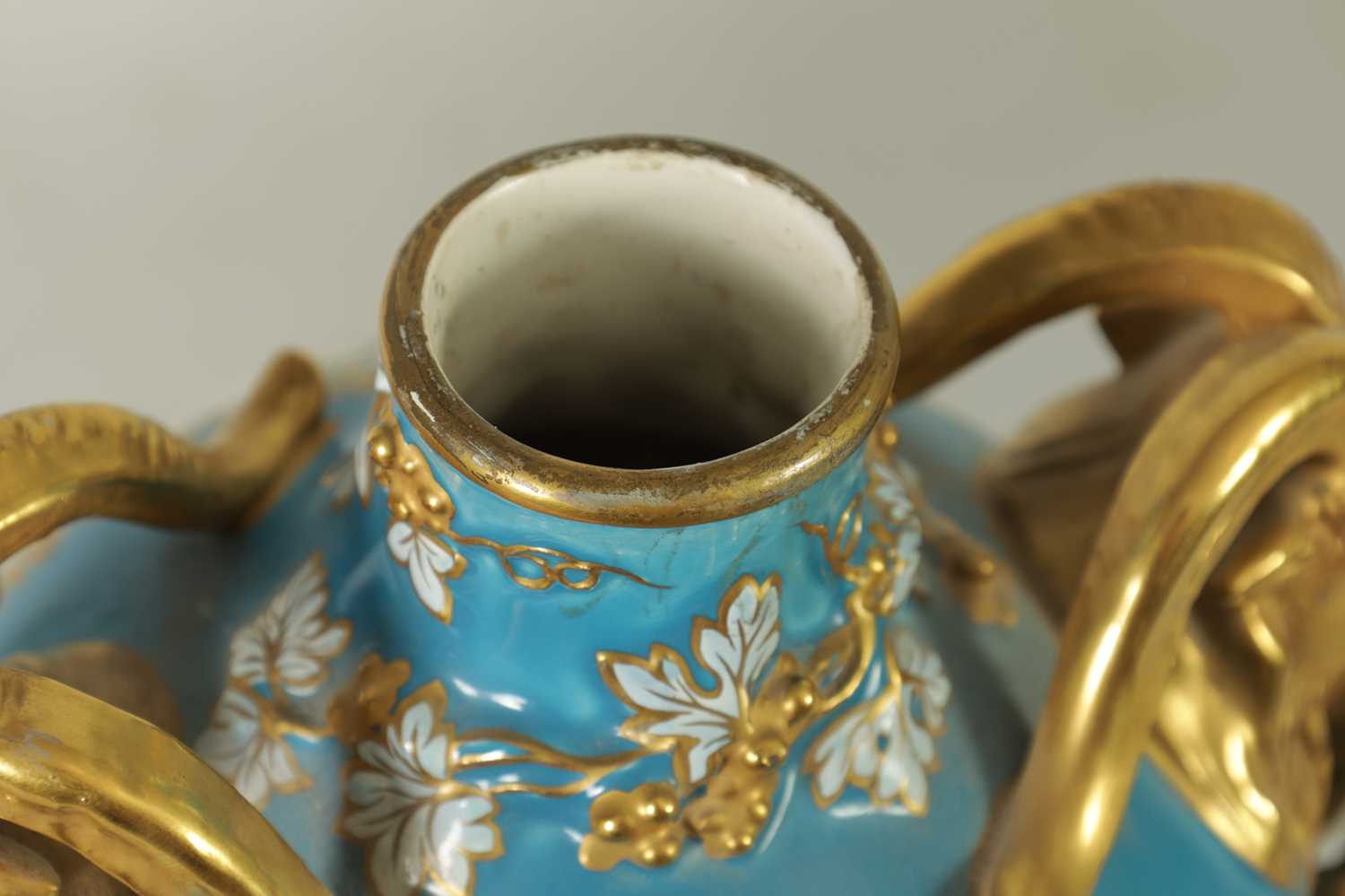 A PAIR OF 19TH CENTURY SEVRES STYLE ORMOLU MOUNTED VASES AND COVERS - Image 10 of 11