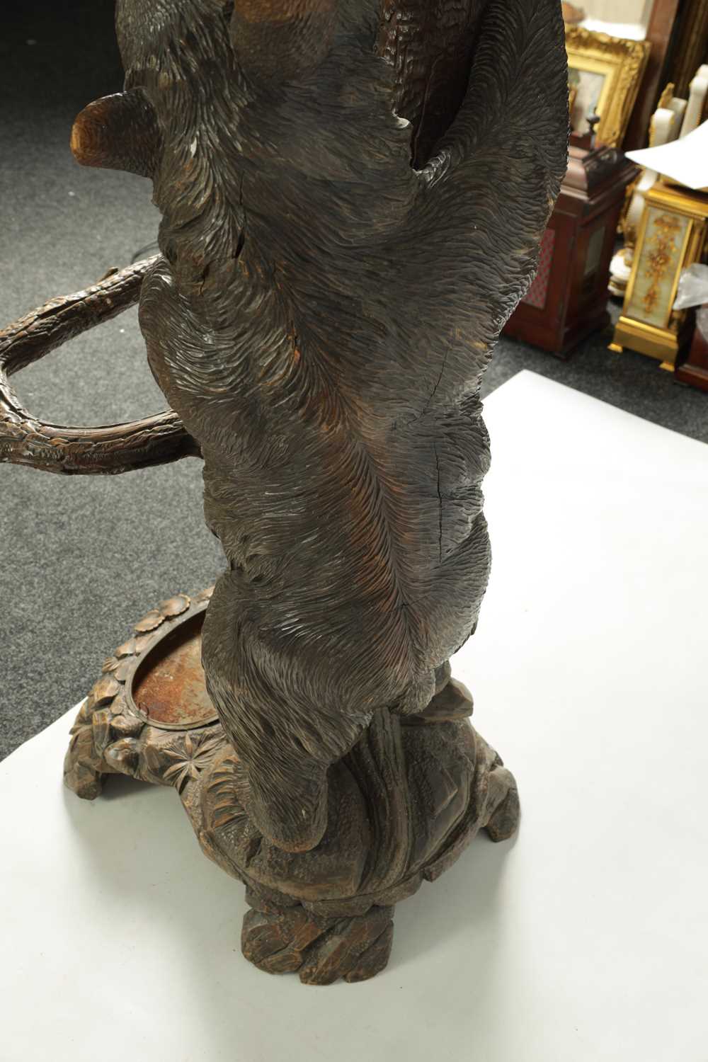 A GOOD 19TH CENTURY CARVED LINDEN WOOD BLACK FOREST BEAR HAT AND STICK STAND - Image 9 of 11