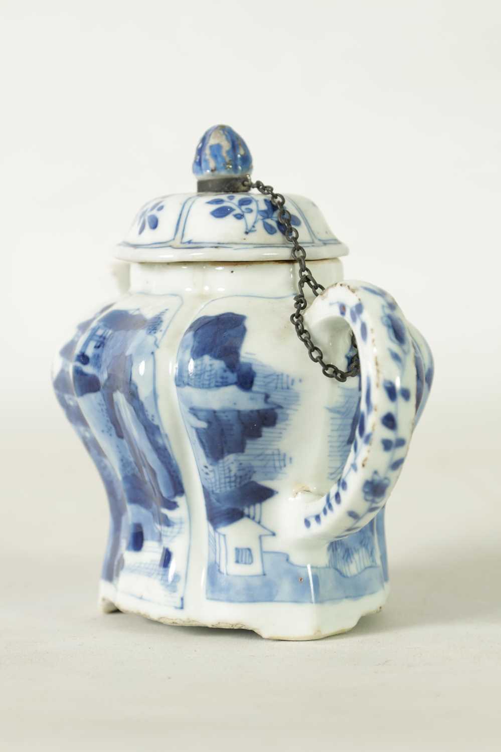 AN 18TH CENTURY CHINESE BLUE AND WHITE SMALL TEAPOT - Image 4 of 12