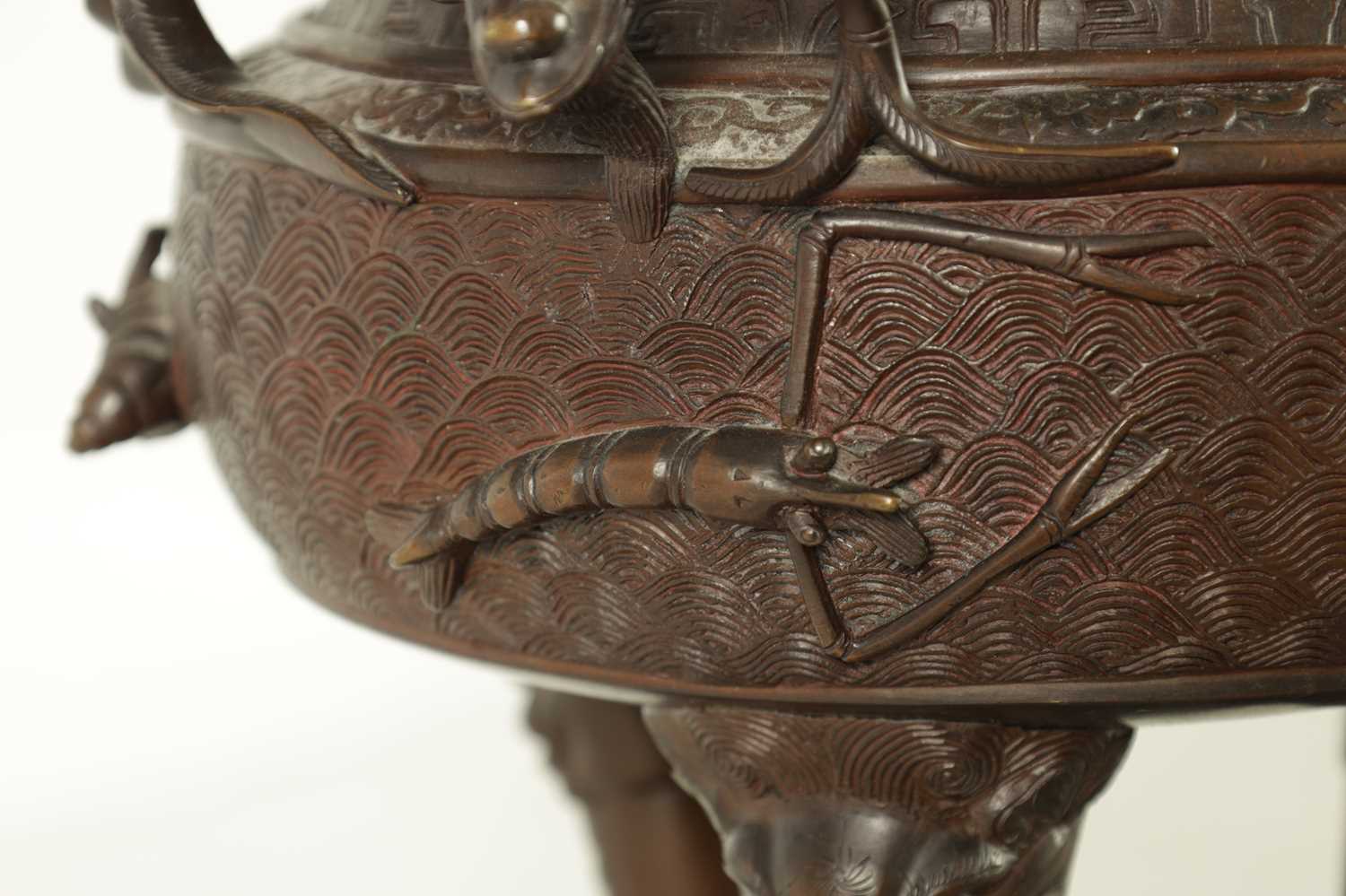 A 19TH CENTURY CHINESE BRONZE CENSER AND LID MOUNTED ON A HARDWOOD STAND - Image 11 of 31