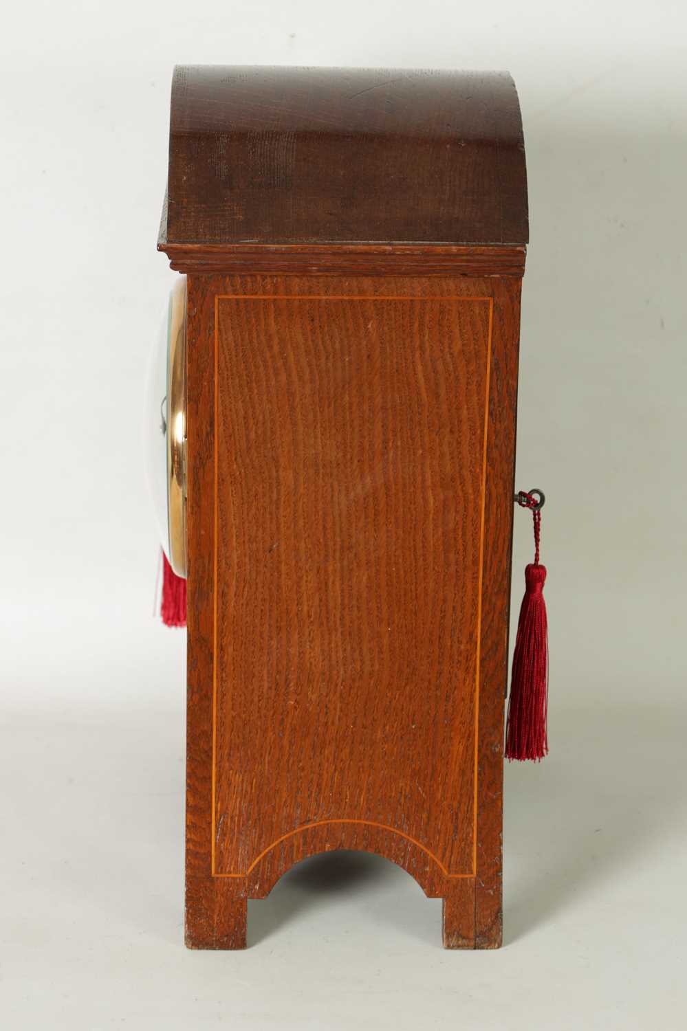 A GERMAN ART NOUVEAU OAK CASED INLAID QUARTER CHIMING BRACKET CLOCK - Image 4 of 7
