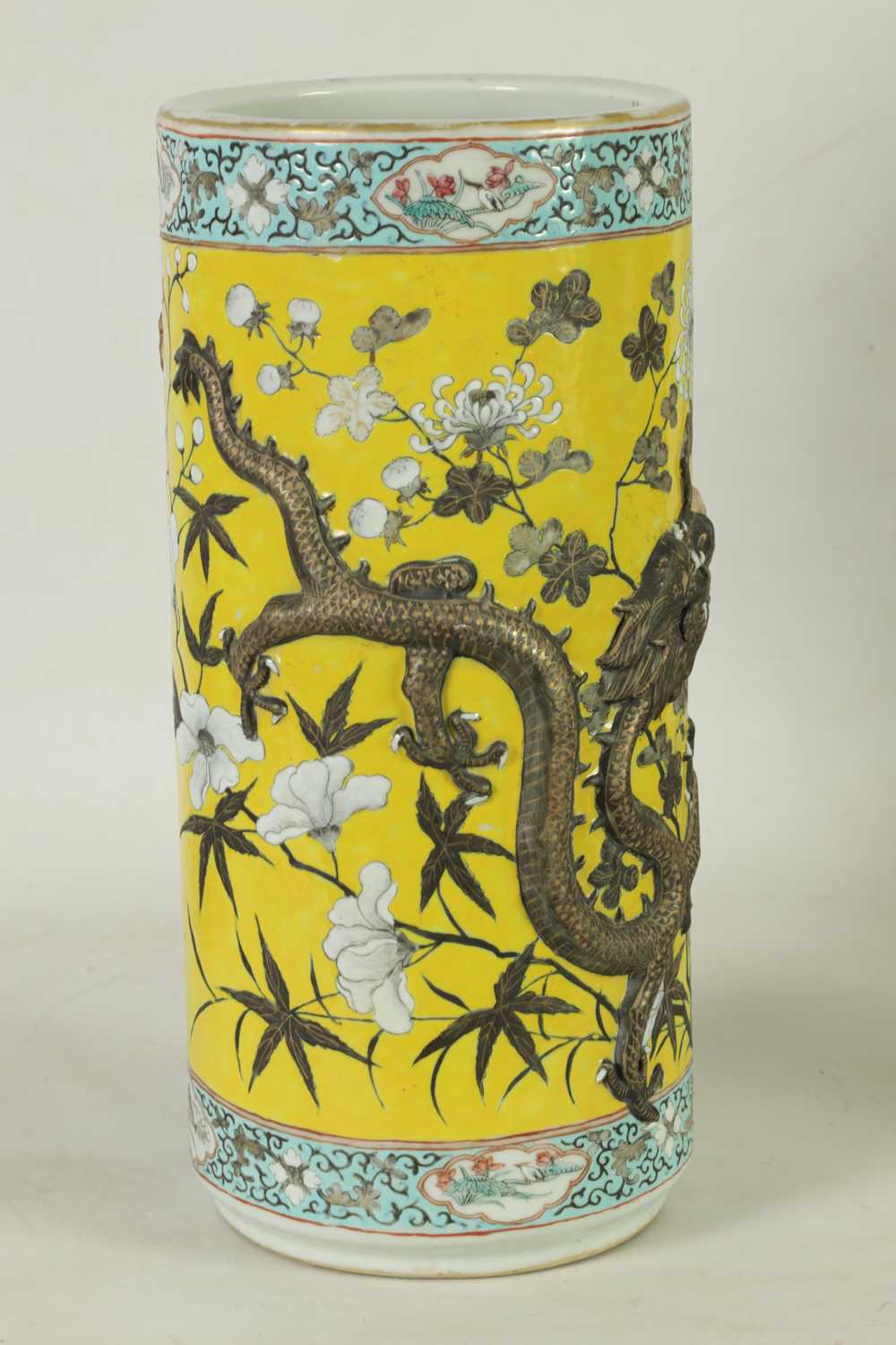 A 19TH CENTURY CHINESE FAMILLE JAUNE STICK STAND - Image 9 of 23
