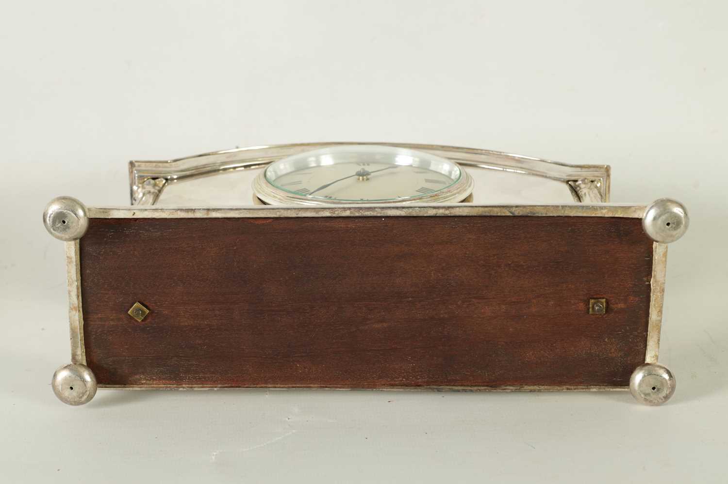 AN EDWARDIAN SILVER-PLATED TIMEPIECE MANTEL CLOCK - Image 7 of 7