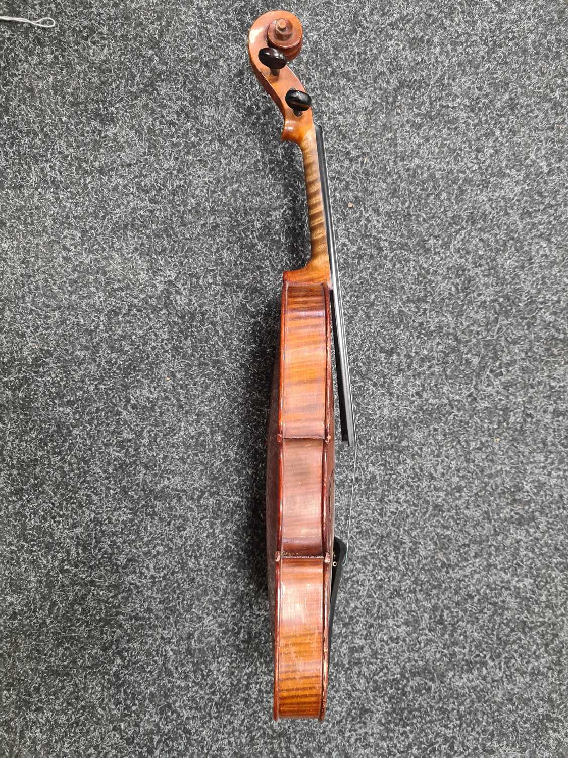 A 19TH CENTURY VIOLIN - Image 10 of 17