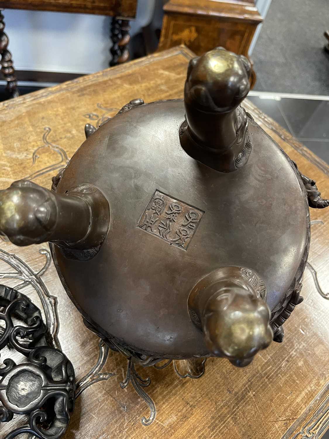 A 19TH CENTURY CHINESE BRONZE CENSER AND LID MOUNTED ON A HARDWOOD STAND - Image 18 of 31