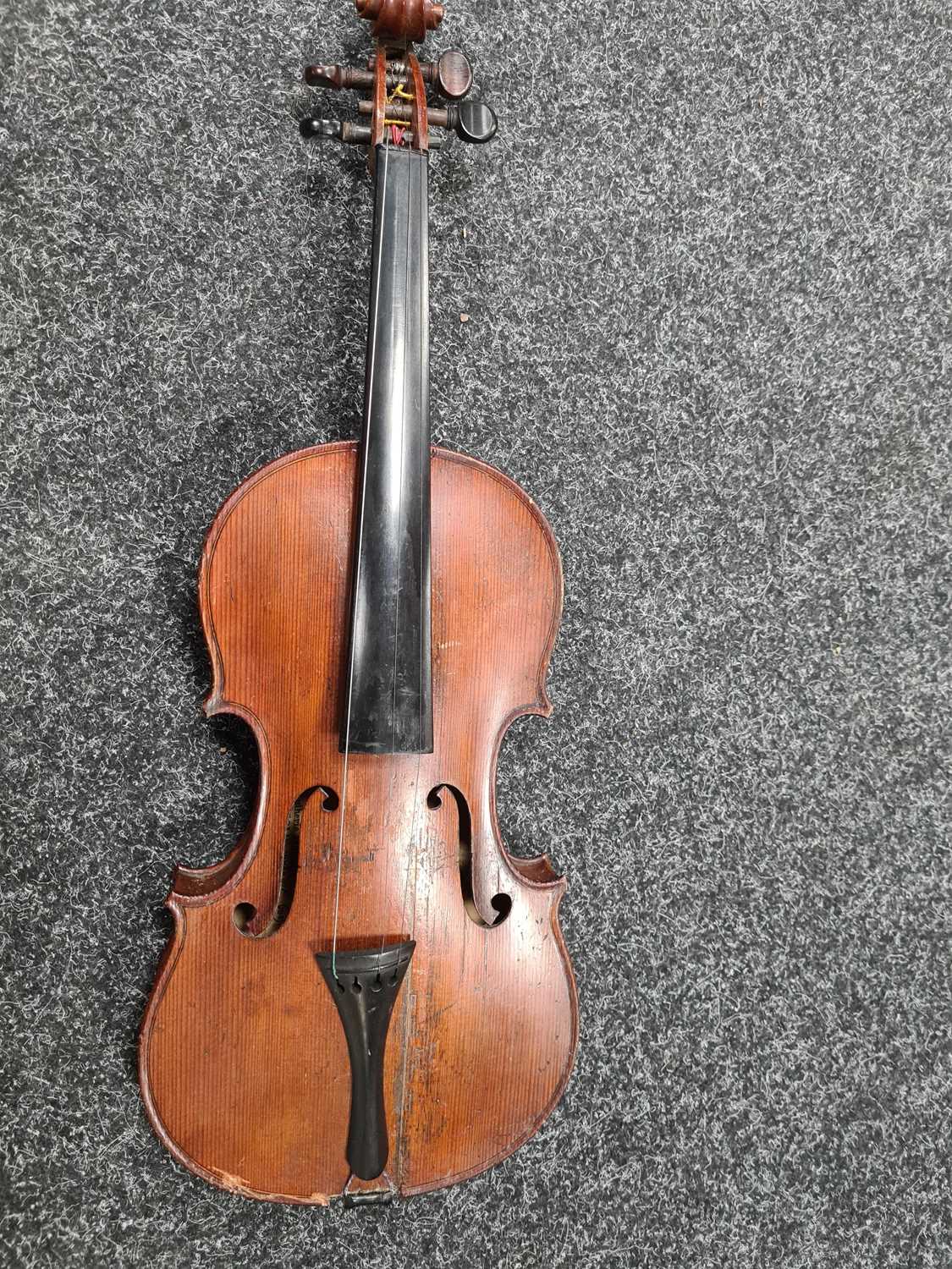 A 19TH CENTURY VIOLIN - Image 9 of 17