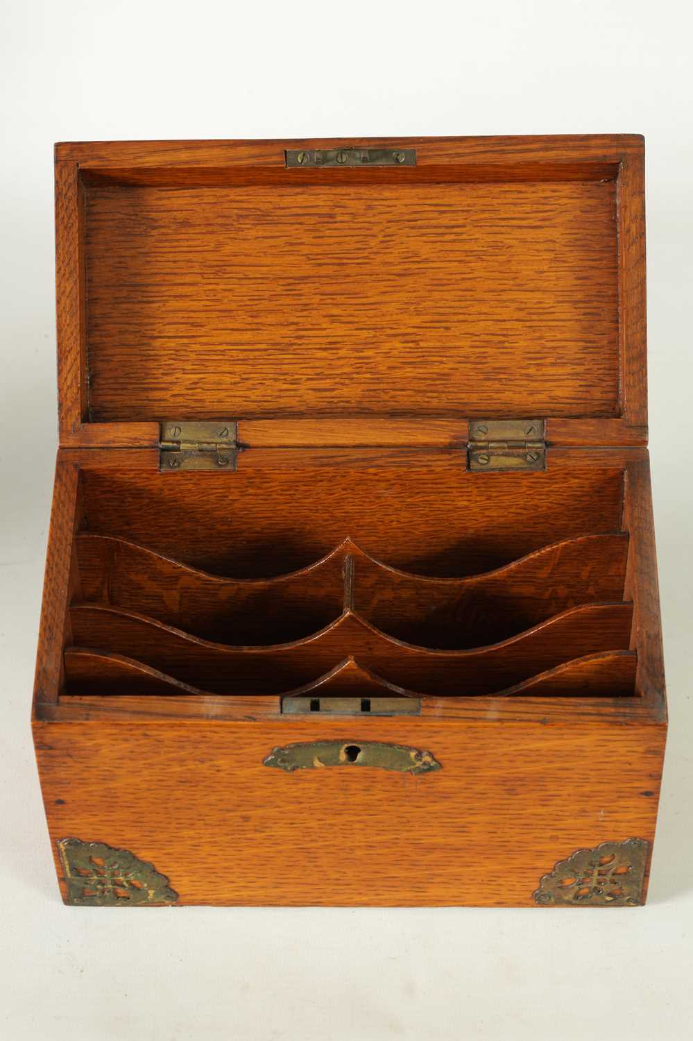 A 19TH CENTURY OAK AND BRASS MOUNTED STATIONARY BOX - Image 10 of 12