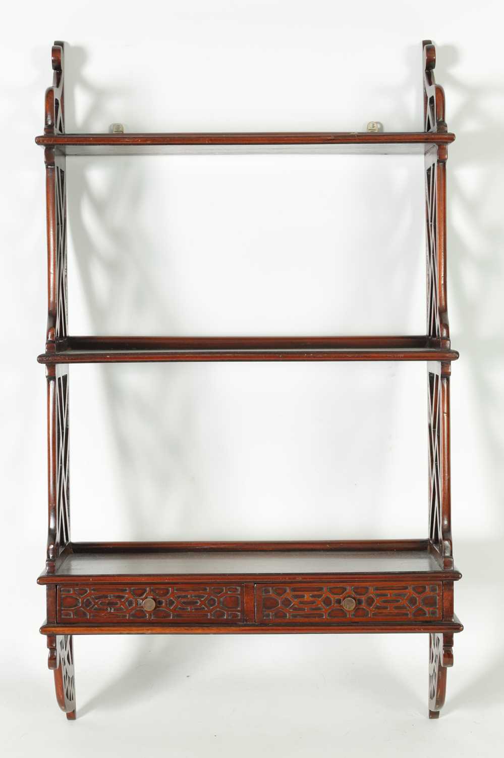 A SET OF 19TH CENTURY CHIPPENDALE STYLE MAHOGANY HANGING SHELVES - Image 2 of 8