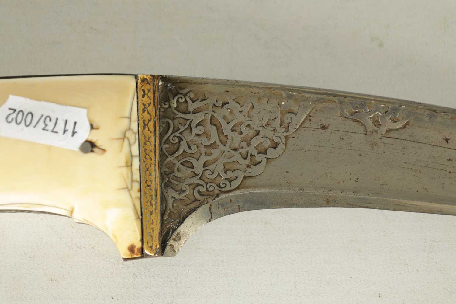 A FINE LATE 18TH/EARLY 19TH CENTURY MUGHAL MARINE IVORY - HILTED GOLD INLAID PESH KABZ DAGGER - Image 5 of 13