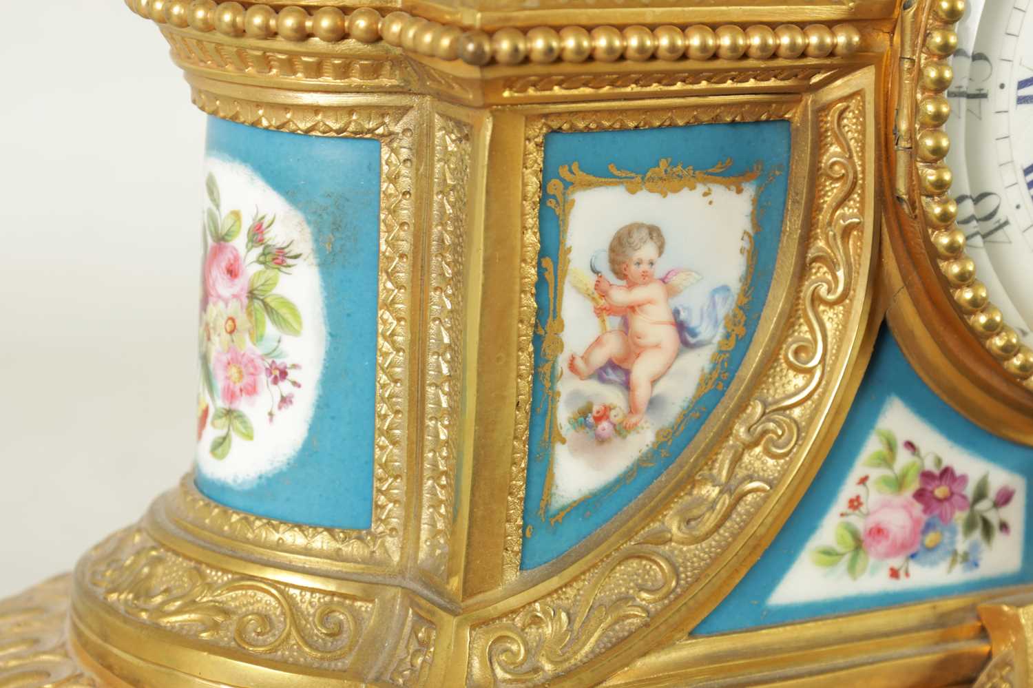 CHARLES OUDIN, A PARIS. A LATE 19TH CENTURY FRENCH ORMOLU AND PORCELAIN PANELLED MANTEL CLOCK - Image 5 of 11