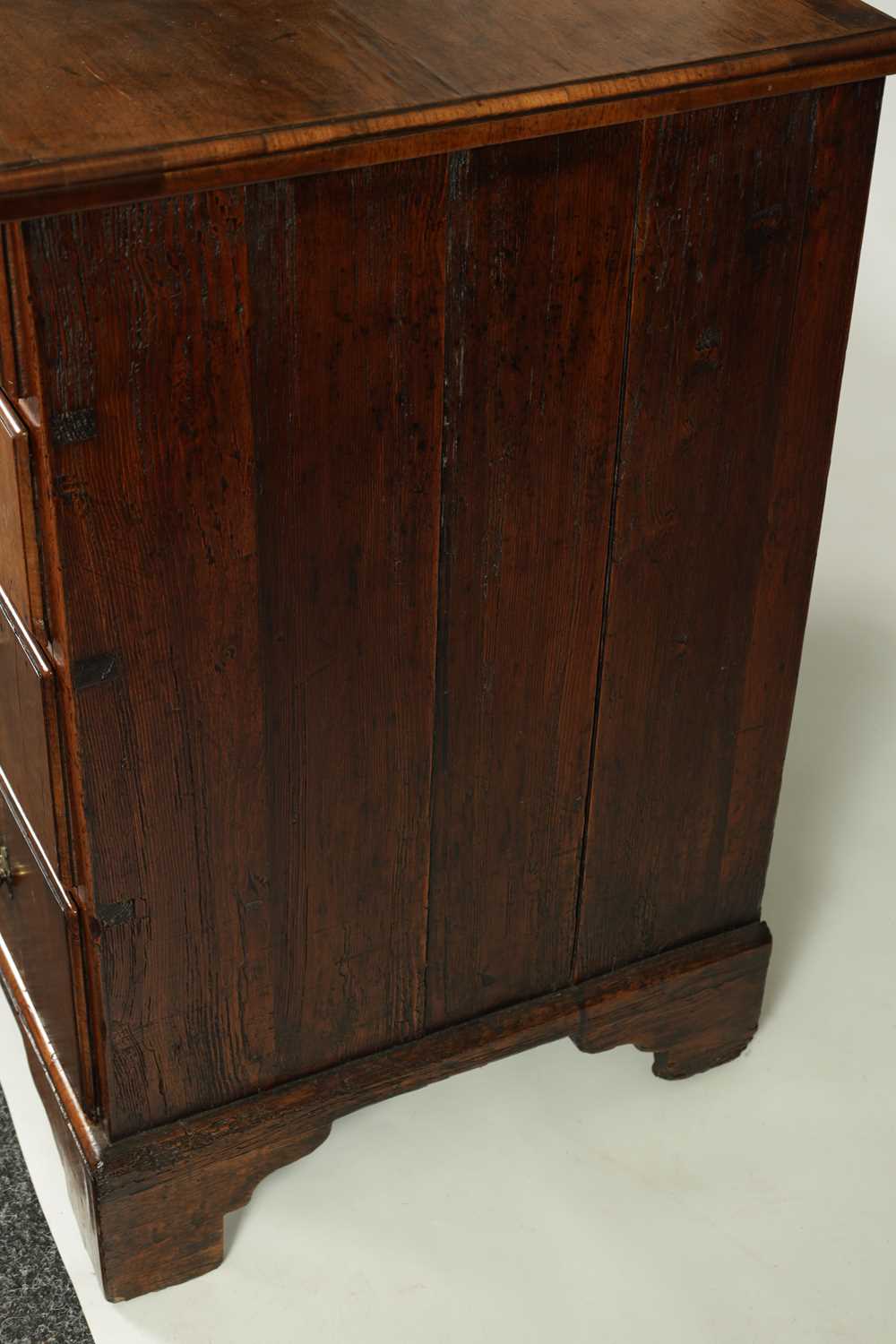 A GEORGE II WALNUT CHEST OF DRAWERS - Image 5 of 5