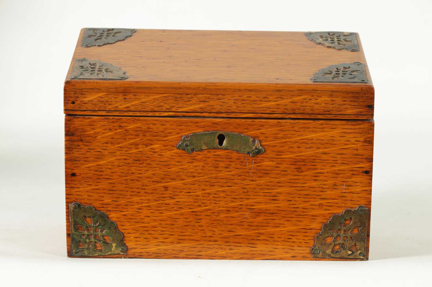 A 19TH CENTURY OAK AND BRASS MOUNTED STATIONARY BOX - Image 3 of 12
