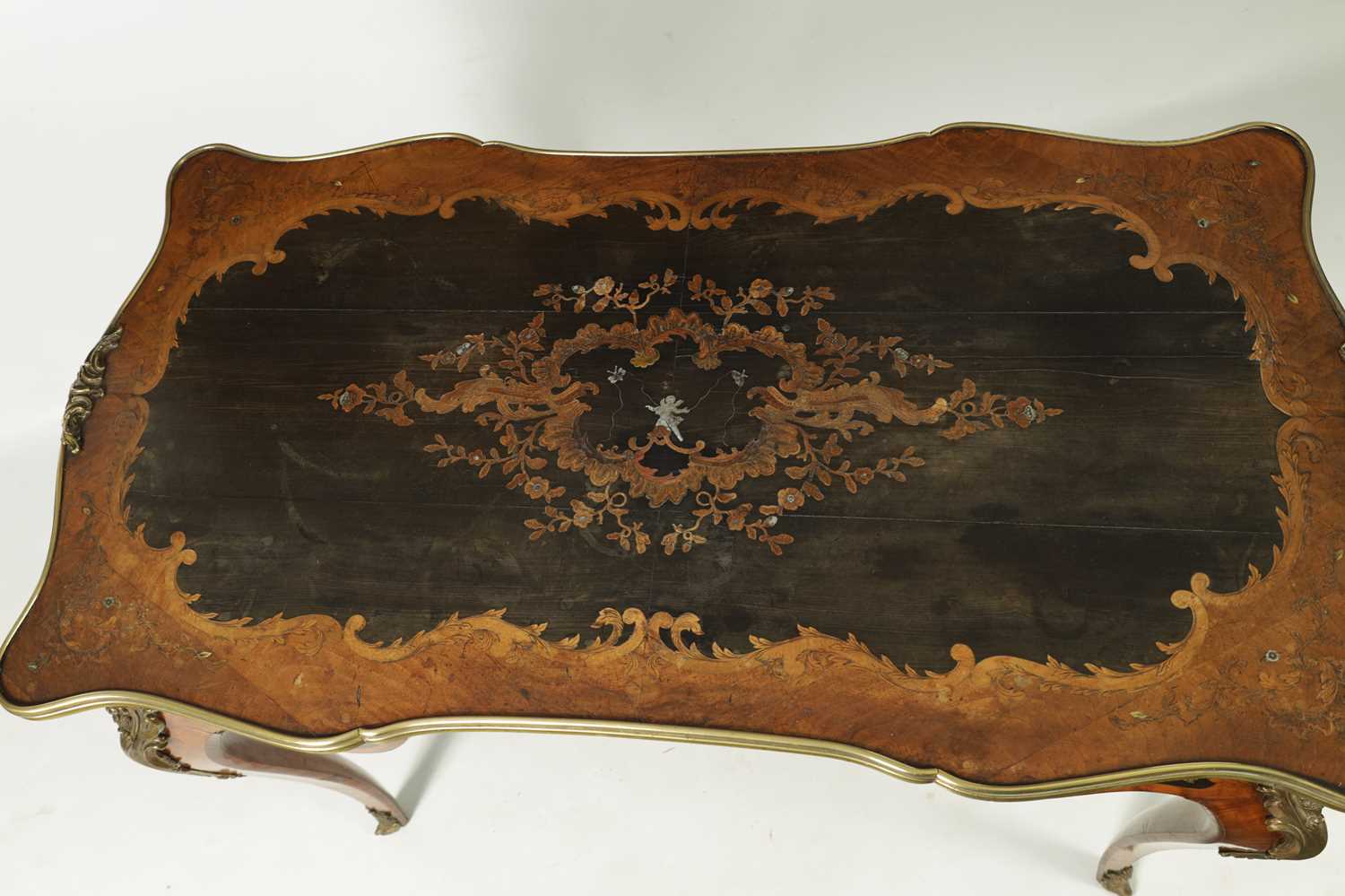 A GOOD 19TH CENTURY WALNUT, MARQUETRY AND MOTHER OF PEARL INLAID ENGLISH SERPENTINE ORMOLU MOUNTED T - Image 2 of 8