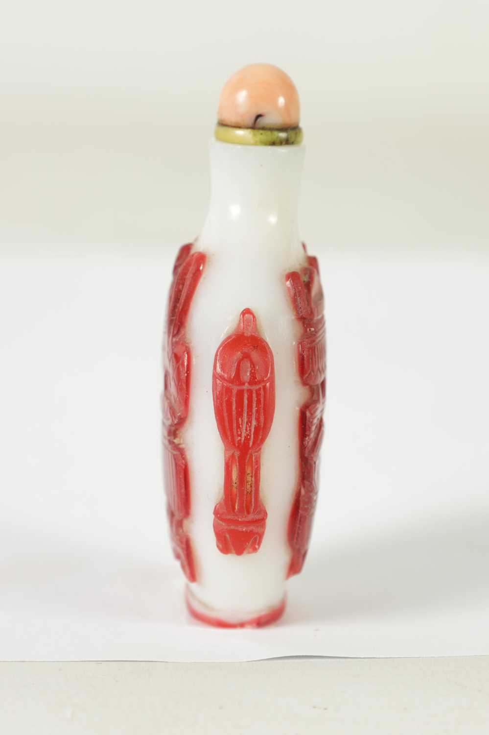 A 19TH CENTURY CHINESE MILK GLASS AND CARVED RED CAMEO FLATTENED OVOID SNUFF BOTTLE - Image 5 of 6