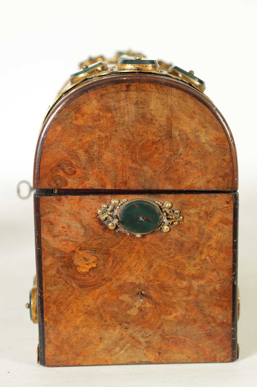 A FINE 19TH CENTURY FRENCH FIGURED WALNUT AND ENGRAVED STRAPPED BRASS MOUNTED STATIONARY BOX - Image 9 of 10