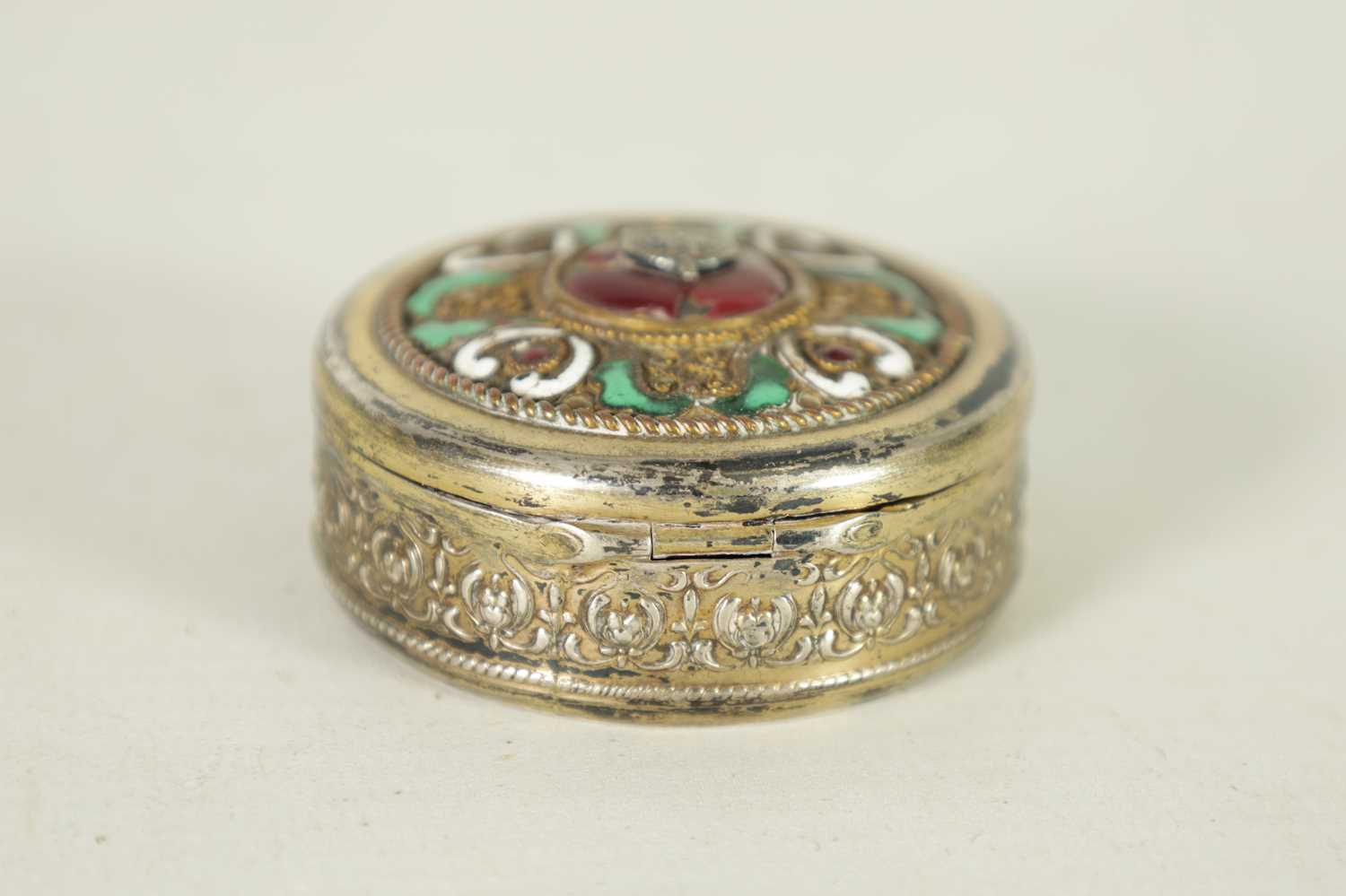 A LATE 19TH-CENTURY RUSSIAN HALLMARKED SILVER GILT AND ENAMEL PILL BOX - Image 9 of 10