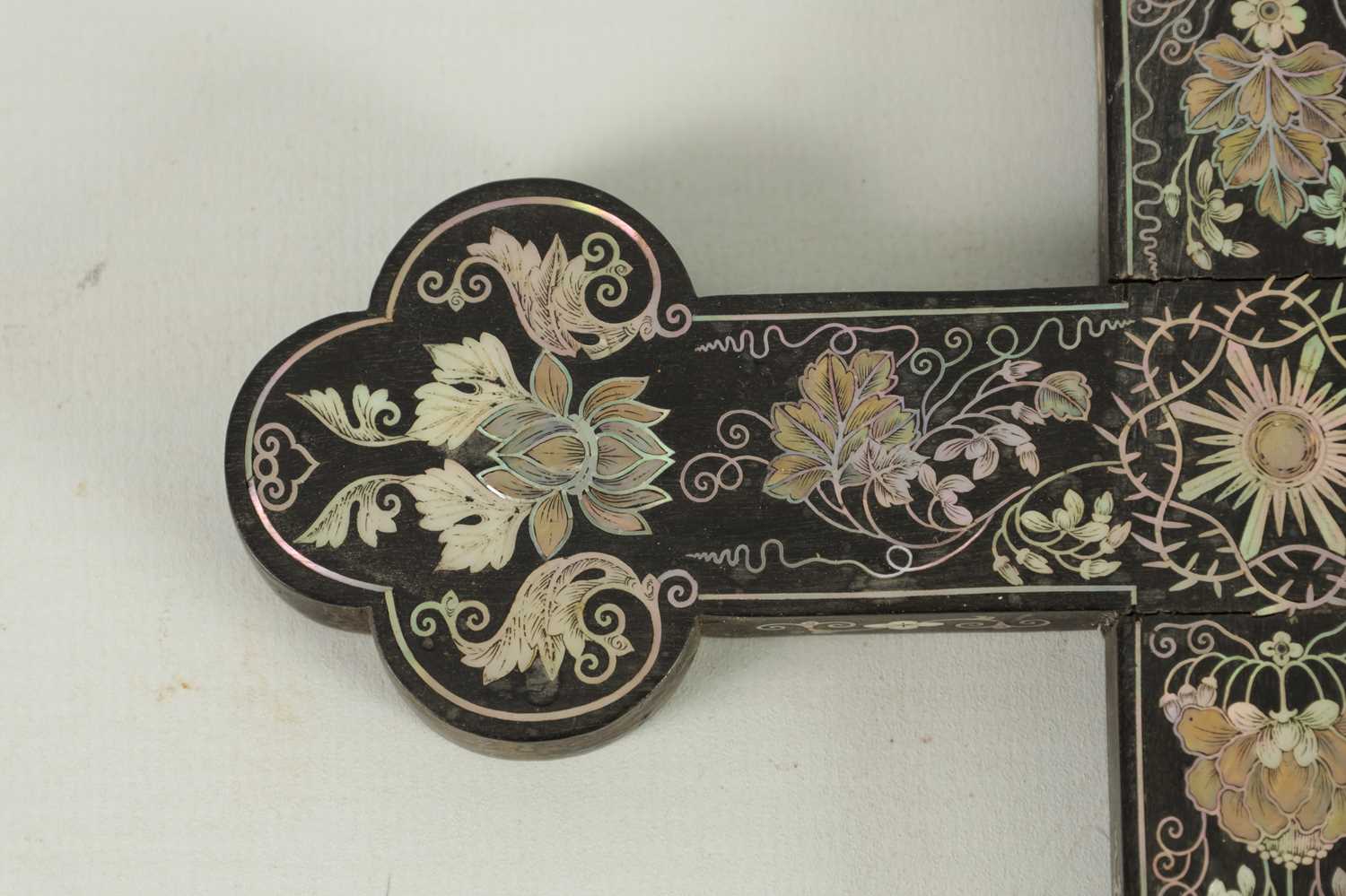 A FINE 18TH/19TH CENTURY CHINESE MOTHER OF PEARL INLAID HARDWOOD APOSTLE CROSS - Image 3 of 11