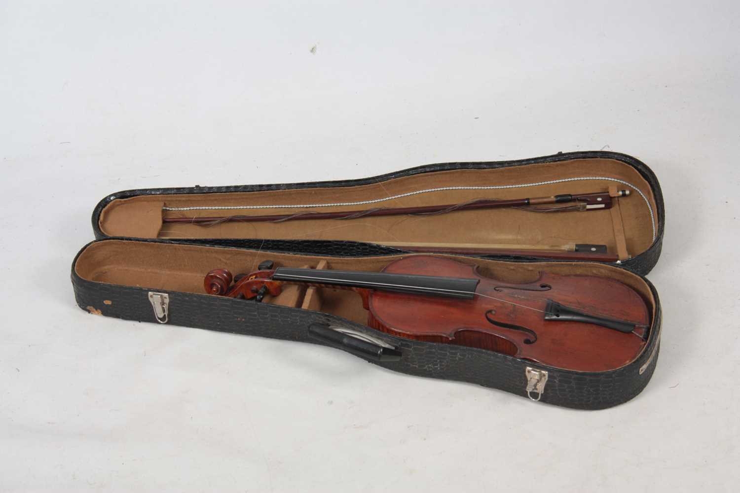 A 19TH CENTURY VIOLIN - Image 3 of 17