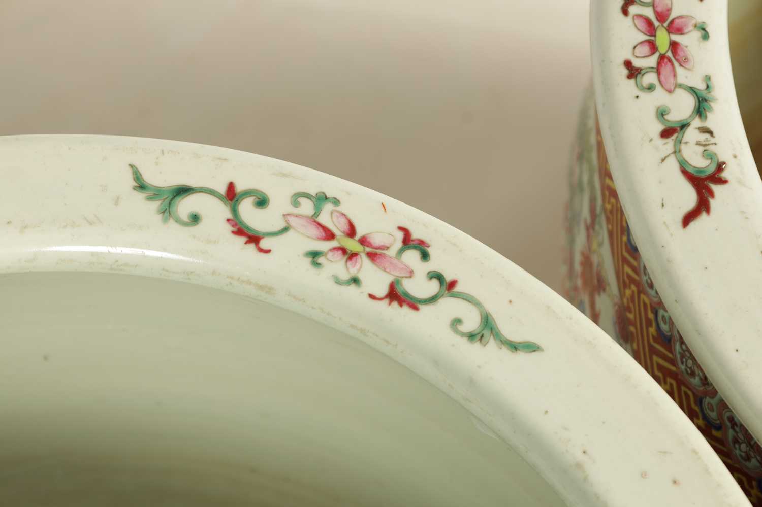 A GOOD PAIR OF 19TH CENTURY CHINESE FAMILLE ROSE PORCELAIN JARDINIÈRES - Image 2 of 25