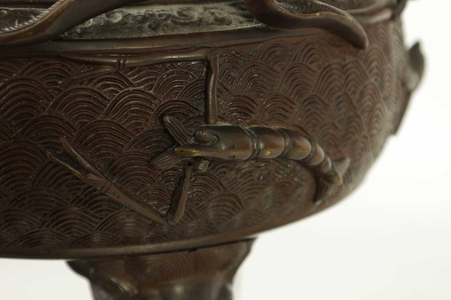 A 19TH CENTURY CHINESE BRONZE CENSER AND LID MOUNTED ON A HARDWOOD STAND - Image 12 of 31