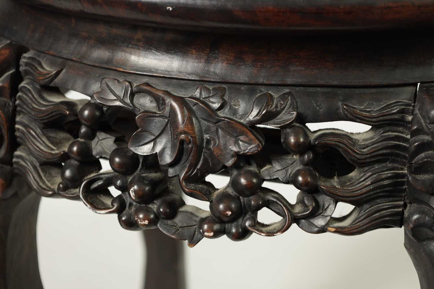 A 19TH CENTURY CHINESE HARDWOOD VASE STAND - Image 5 of 8