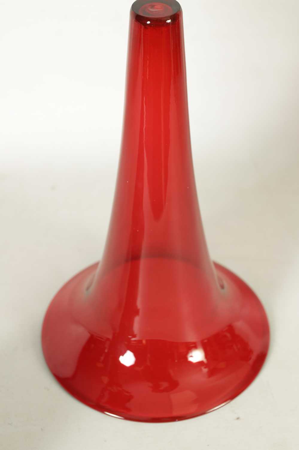 A STYLISH ART NOUVEAU PEWTER AND CRANBERRY GLASS ORCHID VASE - Image 5 of 5