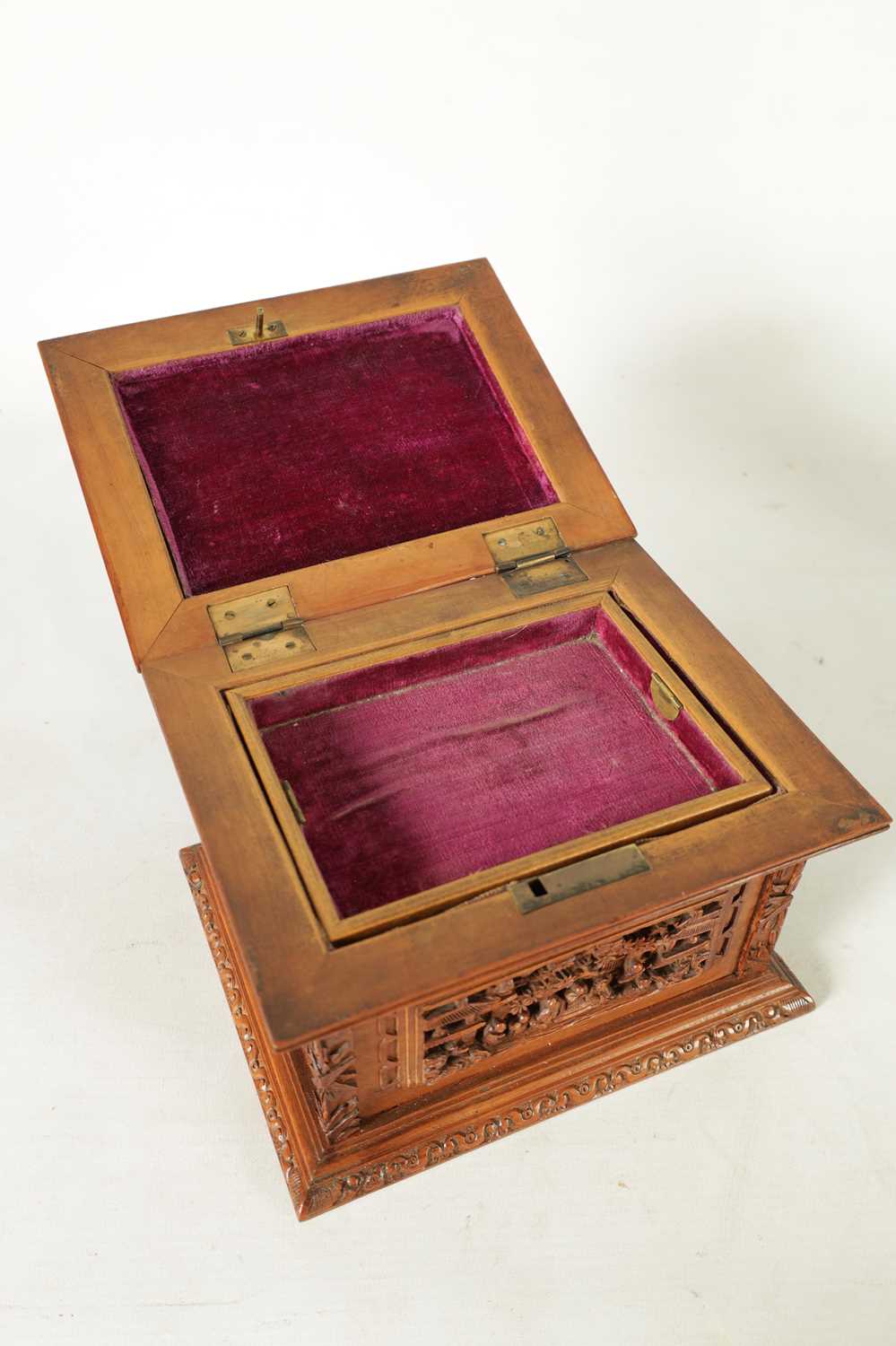 A LATE 19TH CENTURY CHINESE CARVED SANDALWOOD LIDDED JEWELLERY BOX - Image 8 of 10