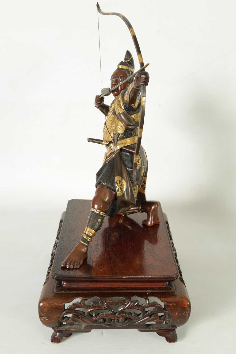 A FINE LATE 19TH CENTURY JAPANESE MEIJI PERIOD BRONZE AND MIXED METAL SAMURAI ARCHER OF LARGE SIZE - Image 5 of 13