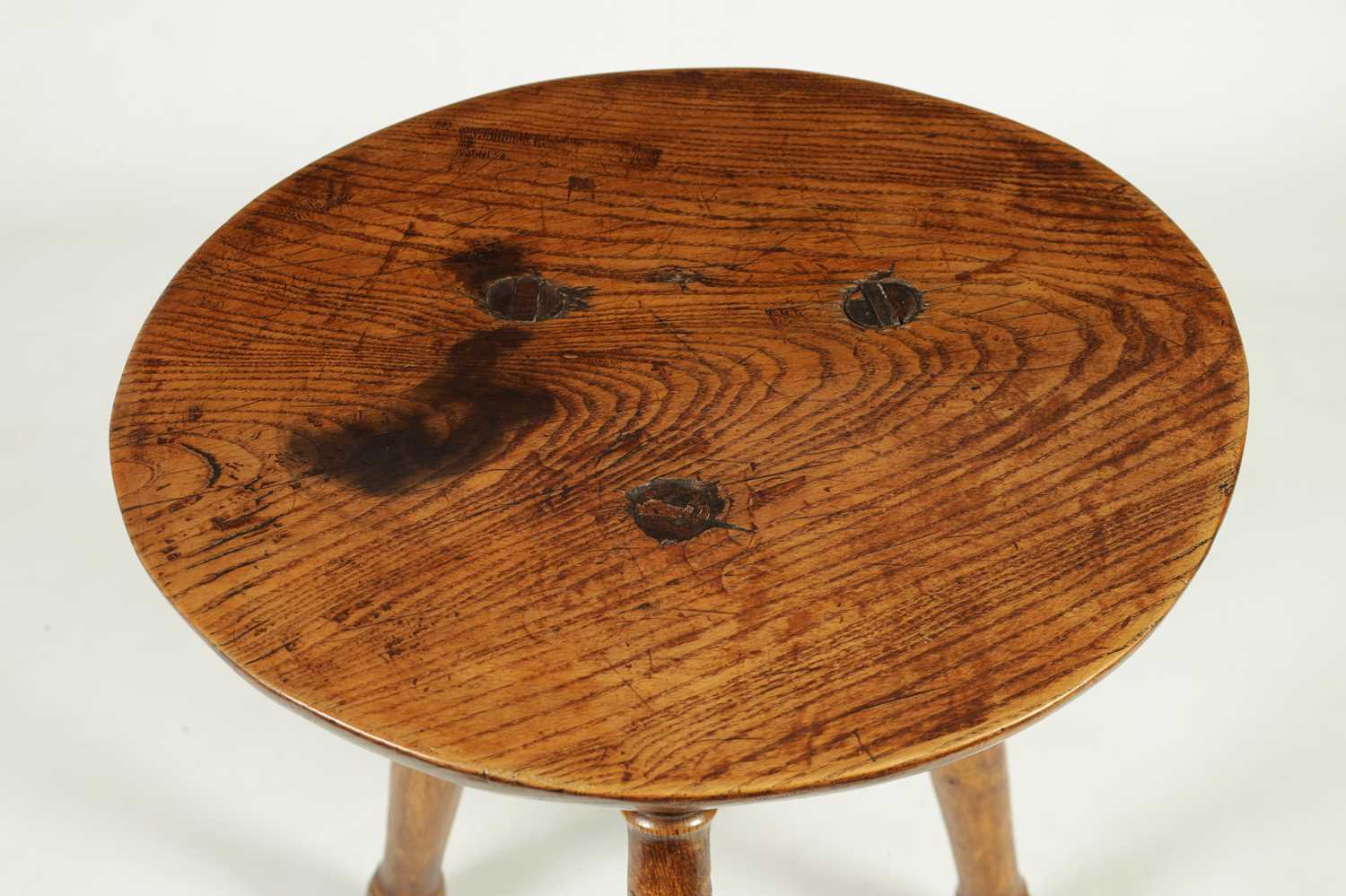 A GOOD GEORGE III ELM CHEESE TOP CRICKET TABLE - Image 2 of 5