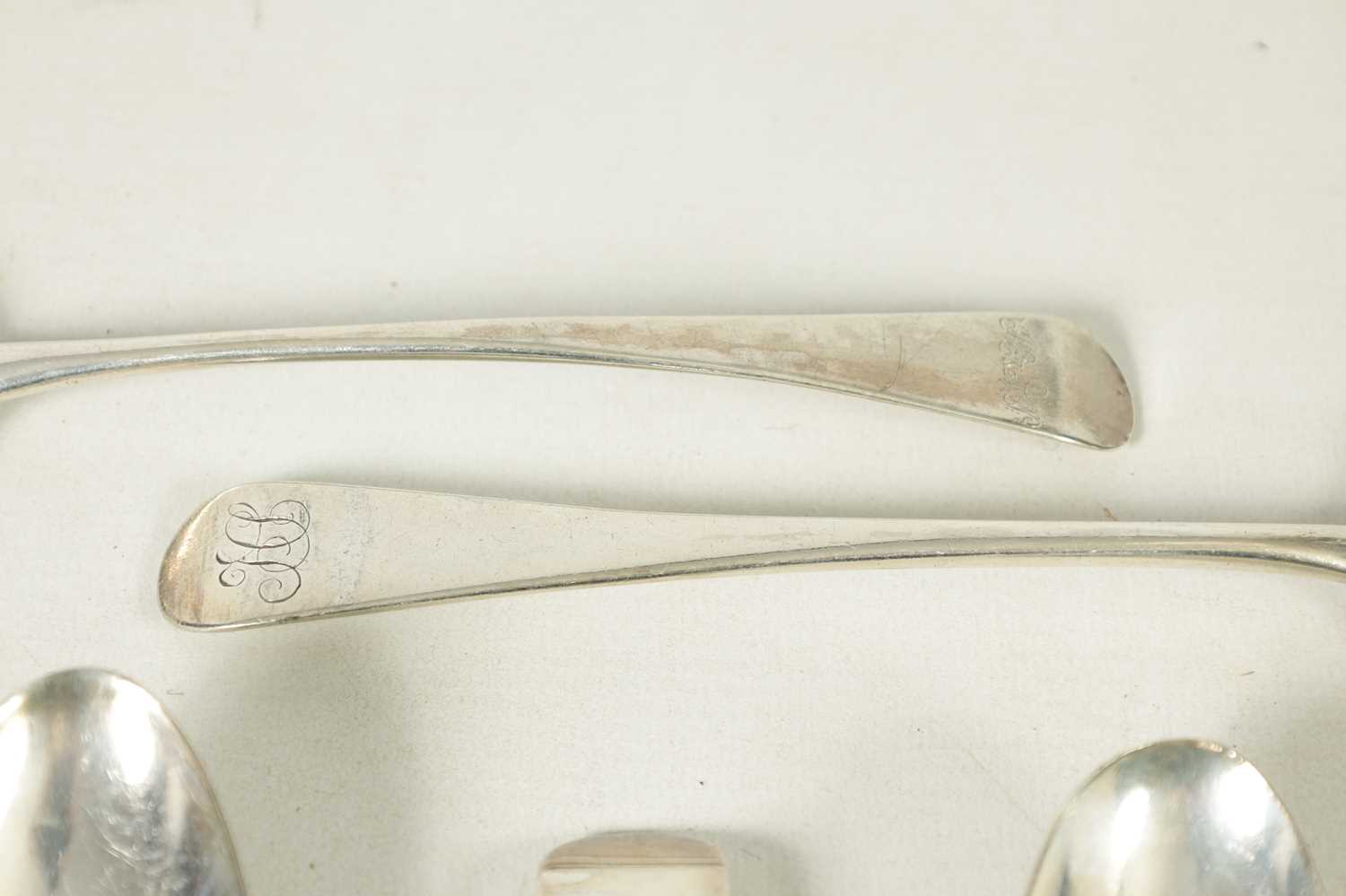A MATCHED SET OF 11 GEORGE III OLD ENGLISH AND FIDDLE PATTERN SILVER SERVING/SOUP SPOONS - Image 3 of 7