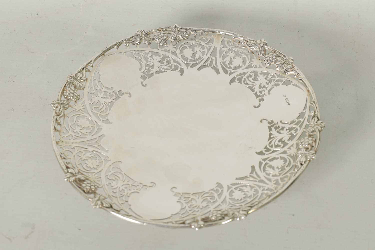 A 20TH CENTURY SILVER SALVER - Image 4 of 5